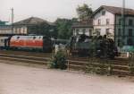 Die Dampflock 64 289 und dahinter die V221 135-7 im Bahnhof in Villingen/Schwarzwald im Jahr 1999 (Bild Gescant)