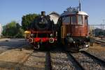 64 518 und Ae 6/8 205 stehen am 22.8.20 anlsslich der Lysser Dampfrundfahrten vor der Lokremise Lyss. Das Gelnde war an diesem Tag ffentlich zugnglich.

