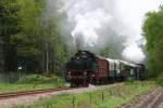 64415 zieht am 5.5.2005 mit Volldampf einen Personenzug bei Eerbeck in Richtung
Beekbergen. 