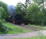 GmP im Tal der Prims - Der restaurierte Bahnhof von Beckingen an der Saarstrecke wurde am 08.06.2013 (wieder) eingeweiht. Natrlich hatte die DB mit der Restaurierung Nichts zu tun.
Zum Anlass der Feierlichkeiten am 08. + 09.06.2013 weilte 064 419 an der Saar.
Neben den Pendelfahrten zwischen Merzig und Dillingen gab es ein kleines Schmankerl.
064 419 zog einen GmP von Dillingen/Saar nach Limbach und befrderte zu den Donnerbchsen auch die Gterwagen der Firma Meiser nach Limbach.
Hier bei Krprich an der (richtigen) Primstalstrecke. Bahnstrecke 3211 Dillingen - Primsweiler.