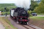 064 419-5 ( 90 80 0 064 419-9 D-GfE ), Maschinenfabrik Esslingen 4312, Baujahr 1937, Eigentmer: DBK Historische Bahn e.V., Crailsheim, quert am 14.09.2013 mit dem Rebenbummler am Haken den Bahnbergang zwischen Burkheim und Oberrotweil