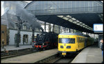 Ein seltenes Zusammentreffen war am 13.5.1995 im HBF Aachen zu sehen:
Um 12.33 Uhr wartete 64491 mit einem Sonderzug nach Alsdorf auf den Abfahrt Befehl. 
Auf dem Nachbargleis war der holländische Dieseltriebwagen DE II 179 nach Heerlen zu sehen.