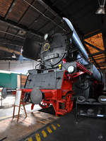 Die Dampflokomotive 065 008-5 wurde 1955 bei LKM gebaut und ist hier im Lokschuppen Pomerania zu sehen.