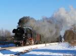 Von den ehemals umfangreichen Gleisanlagen des Bahnhofes Schnfeld-Wiesa ist nach dem Abbau des Bahnhofes im Jahre 2007 absolut nichts mehr zu erkennen. 65 1049 rollt mit ihrem Sonderzug am 20.12.09 durch die  Reste  des Bahnhofes Schnfeld-Wiesa. Der Zug hat hier, warum auch immer, einen kurzen Halt eingelegt.