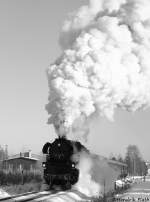 Mit einem gewaltigen Dampfpilz fhrt 65 1049 am 20.12.09 aus dem ehem. Bahnhof Schnfeld-Wiesa aus.