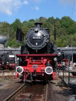 Frontalportait der 66 002 auf der Drehscheibe im Eisenbahnmuseum Bochum Dahlhausen am 18.9.2010.