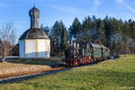 Dreikönigsdampf des BLV am 06.01.2018. Hier passiert 70 083 mit ihrem Zug das Freikirchl bei Schaftlach