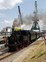 70 083 mit einem Pendelden Sonderzug zwischen West- und Osthafen Regensburgs. (18.07.2010, Osthafen)