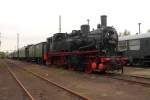 Die ehemalige Stadtbahnlokomotive 74 1230 mit dem Wagenpark der Berliner Dampflokfreunde.