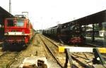 E-Lok BR  242 (242 144-4) und Dampflok 74 1230 in Erfurt Hbf im      Mai 2002. Von diesen Bahnsteigen ist heute nichts mehr übrig.