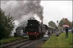 78 468 hat soeben den Bahnbergang berquert und beschleunigt nun wieder.