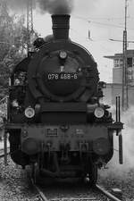 Die Dampflokomotive 078 468-6 ist auf dem Gelände des Bahnbetriebswerkes Altenbeken unterwegs. (Juli 2019)