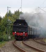 Mit kräftig Dampf kam dann die erwartete 78 468 mit dem Sonderzug aus Osnabrück durch Essen Horst in Richtung Bochum Dahlhausen.

Essen Horst 19.09.2015