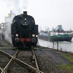 Hafenatmosphäre in Hamm am 14.02.2009: Während 80 039 Wasser fasst, ist auf dem Kanal ein Tankschiff unterwegs