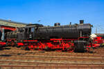 Die DB 82 008 (ex DB 082 008-4) am 23.04.2011 im Südwestfälische Eisenbahnmuseum in Siegen.

Die Lok wurde 1951 bei Krupp in Essen unter der Fabriknummer 2884 gebaut und als 82 008 an die DB geliefert, 1968 wurde sie in DB 082 008-4 umgezeichnet. Die Ausmusterung bei der DB erfolgte am 18.04.1972.

Bis 2014 stand sie (als Leihgabe) im Südwestfälische Eisenbahnmuseum in Siegen, seit April 2014 ist sie nun im DB Museum Koblenz-Lützel zu sehen.

Zum Einheitslok-Typenprogramm der Deutschen Bundesbahn (DB) gehörte auch die fünfachsige Güterzugtenderlokomotive der Baureihe 82. Sie war für den Rangier- und Streckendienst vorgesehen und sollte die fünffach gekuppelten Länderbahnbauarten ablösen, aber auch die durch das komplexe Laufwerk Schad anfällige Einheitslokomotiven der DR-Baureihe 87.

Die Baureihe 82 wurde als erste Neubaulokgattung der DB zwischen 1950 und 1951 von den Unternehmen Krupp und Henschel und in einem weiteren Baulos 1955 von der Maschinenfabrik Esslingen gefertigt.

Bei der Konstruktion versuchte man eine gleichermaßen gut für den Rangier- wie Streckendienst geeignete Maschine zu schaffen. Nach dem bisherigen Stand der Technik widersprachen die für beide Dienste maßgeblichen Konstruktionskonzepte einer gleichwertigen Eignung für beide Dienstbereiche. Dieser Widerspruch sollte durch einen Kessel moderner Bauart und die besondere Laufwerkskonstruktion beseitigt werden.

Um ohne die für eine reine Rangierlokomotive überflüssigen Laufradsätze die für den Streckendienst auch bei höheren Geschwindigkeiten notwendigen sicheren, ruhigen und gleisschonenden Laufeigenschaften zu erhalten, entschied man sich nach Vorversuchen mit einer umgerüsteten preußischen T 16 dazu, das jeweils äußere Kuppelradsatzpaar zu einem Beugniot-Lenkgestell zu vereinigen. Bisherige laufradsatzlose Fünfkuppler-Tenderlokomotiven mit Radsatzanordnung nach Gölsdorf wie etwa die T 16 hatten sich nämlich als für höhere Geschwindigkeiten über rund 40 km/h aufgrund des ausgesprochen unruhigen Laufes als wenig geeignet erwiesen.

Mit den Beugniot-Lenkgestellen waren die Maschinen zugleich ohne die aufwendige Laufwerkstechnik der Baureihe 87 in der Lage enge Gleisbögen (R=100 m), wie z.B. auf der Hamburger Hafenbahn, einwandfrei zu durchfahren.

Bei der Auslegung des Kessels entschied man sich für einen geschweißten Kessel mit großer Strahlungsheizfläche, aber ohne Verbrennungskammer, damit dieser sowohl unter den unregelmäßigen Leistungsanforderungen im Rangierdienst als auch bei Spitzen- und hohen Dauerleistungen im Streckendienst standfest blieb.

Bei der Dimensionierung der Zylinder, die bei einer Rangierlokomotive wegen der aufzubringenden großen Kräfte mit kleinem Durchmesser, bei einer Streckenlokomotive hingegen zur Ausnutzung der Dampfdehnung großvolumig auszulegen gewesen wären, entschied man sich für einen Kompromiss. Dieser führte allerdings, wie vom Bauartdezernenten Friedrich Witte vorhergesagt, zu einem erhöhten Brennstoffverbrauch. Im Rangierdienst schwankte der Mehrverbrauch zur T 16 um 10 bis 19 %, im Streckendienst sogar um 30 %.

Beim Laufwerk wurde nur der dritte Treibradsatz, fest im Rahmen gelagert. Die beiden jeweils außen liegenden Kuppelradsatzpaare verband man mit Beugniot-Hebeln zu jeweils einem Lenkgestell. Die Endradsätze waren um insgesamt 52 mm seitlich verschiebbar, der zweite bzw. vierte Kuppelradsatz noch um insgesamt 36 mm.

Die Lokomotiven der Baureihe 82 bewältigten eine Wagenzugmasse von 800 t in der Ebene mit 70 km/h. Auf Steigungen von 10 Promille konnten noch 400 t mit 40 km/h befördert werden.

Belegt sind Einsätze vor allem auf den Rangierbahnhöfen in Bremen und Hamm sowie den Hafenbahnen von Emden und Hamburg. Im Streckendienst konnten die 82er auf den Steilrampen Siegerland und Westerwald und im Schwarzwald auf der Murgtalbahn beobachtet werden.

Neben einem hohen Schmierölverbrauch bemängelte der Betriebsdienst an der Baureihe 82 vor allem außer den problematischen Heißdampfreglern und schlecht funktionierenden Strahlpumpen einen raschen, durch Verschmutzung bedingten, Verschleiß der Lenkgestelle.

Die Ausmusterung begann bereits 1966, Auslauf-Bw war Koblenz-Mosel, wo die letzte Maschine dieses Typs 1972 abgestellt wurde. Die Baureihe war damit früher aus dem Dienst geschieden als die Baureihe 94, welche sie ja ersetzen sollte.
Fast alle Lokomotiven dieser Baureihe wurden nach Einsatzende verschrottet, lediglich die hier gezeigte 82 008 stellte man 1974 als Denkmal am Bahnhof Lingen (Ems) auf, sie gelangte so in den Bestand des DB Museums. Nach Stationen in Neumünster (2003-2010) und Siegen (2010-2014) befindet sie sich nunmehr im DB Museum Koblenz.

Technische Daten der Baureihe 82:
Gebaute Anzahl: 41 (DB 82 001 - 041)
1435 mm (Normalspur)
Achsformel / Bauart: E h2t
Gattung: Gt 55.18
Länge über Puffer: 14.060 mm
Höhe: 4.450 mm
Gesamtachsstand: 6.600 mm
Leergewicht: 69,7 t
Dienstgewicht: 87 t
Achslast:17,4 t
Höchstgeschwindigkeit: 70 km/h (vorwärts / rückwärts)
Leistung: 1.290 PSi (949 kW)
Treibraddurchmesser: 1.400 mm
Steuerungsart: Heusinger
Zylinderanzahl: 2
Zylinderdurchmesser : 600 mm
Kolbenhub: 660 mm
Kesselüberdruck: 14 bar
Anzahl der Heizrohre: 113
Anzahl der Rauchrohre: 38
Heizrohrlänge: 4.000 mm
Rostfläche: 2,39 m2
Überhitzerfläche: 51,90 m2
Verdampfungsheizfläche: 122,21 m2
Kohlenvorrat: 4 t
Wasservorrat: 11 m3
Seit 1960 ist die 82 008 mit einer Riggenbach-Gegendruckbremse ausgerüstet.

Quellen: wikipedia, eisenbahn-museumsfahrzeuge.de
