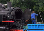 Eine Lok der Baureihe 86 wird in Putbus restauriert, die Lösche ist gezogen , nun wir die Rauchkammer ausgewaschen.