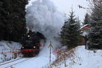 DPE 52274 mit 86 1333 und einem Sonderzug von Falkenstein nach Falkenstein über Gunzen - Adorf - Oelsnitz - Plauen. Aufgenommen am 09.12.2017 nahe Muldenberg am KM 8,9.