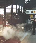 86 457  letzte Fahrt der Saison 2000           im Kieler Hbf , vom Zug abgekuppelt wartet die 86er das ,          da Stumpfgleis frei wird zur ausfahrt zum Bw....