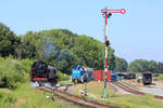 Der gerade am Ausfahrsignal B in Putbus vorbeigefahrene historische Zug mit der Schlusslok 86 1333 und der Zuglok 204 271 auf Höhe der Lok 363 029 mit weiteren historischen Wagen.