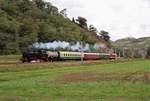 86 1744 und 204 347 fuhren am 10.10.20 einen Sonderzug von Erfurt über Jena-Saalfeld-Rottenbach-Erfurt. Hier ist der Zug in Kahla zu sehen.