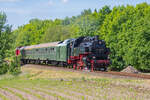 Historischer Zug mit der Dampflok 86 1333 zwischen Bergen auf Rügen und Putbus. - 03.06.2023