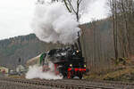 Hier zusehen ist 86 1744 mit einem Sonderzug am 16.12.23 bei der Ausfahrt aus Dittersdorf Richtung Chemnitz.