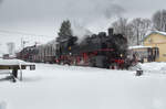 Tief verschneites Erzgebirge. Die 86.1333 wartet in Schlettau auf die Weiterfahrt.
14.1.2017