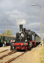 Vom 15.-17. Juli fand in Greifswald das Fischerfest statt. Aus diesem Grund gab es  Pendelfahrten zwischen Greifswald Hbf und Ladebow. Es fuhren 91 134 und 112 703-4 mit einem Historischen Wagenpark. Es gab nur kurze Momente wo die Sonne schien.
Hier der Zug in Ladebow bei einer kleinen Pause.