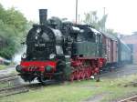 94 1292 am 25.09.2004 beim rangieren im Bahnhof Ilmenau. Es wird ein Sonderzug zusammengestellt, welcher an diesem Tag unter dem Motto: 100 Jahre Bahnstrecke
Ilmenau ? Schleusingen zwischen den Bahnhfen verkehrt.
