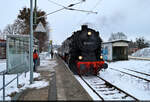 Angekommen im Endbahnhof Blankenburg(Harz), drückt 95 1027-2 (95 027 | 95 0027-3 | Hanomag pr. T 20) ihre beiden Wagen in die Abstellung.

🧰 Traditionsgemeinschaft 50 3708 e.V. | Arbeitsgemeinschaft Rübelandbahn
🚂 TL 19940 Halberstadt–Blankenburg(Harz)
🕓 2.12.2023 | 15:43 Uhr