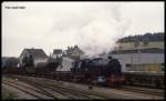 951016 fährt am 9.10.1992 um 12.02 Uhr mit einem Güterzug aus Saalfeld kommend in den Bahnhof Schmiedefeld ein.