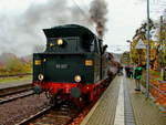 In Blankenburg bei viel Regen am 05. November 2017 steht 95 027 zur Abfahrt in Richtung Rübeland bereit.