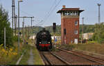 Die Talfahrt ist bezwungen und 95 1027-2 (95 027 | 95 0027-3 | Hanomag pr. T 20) kommt als  GLAStridExpress  von Rübeland wieder im Bahnhof Blankenburg(Harz) an. Dabei passiert der Zug das Gleisbild-Stellwerk  W2  der Bauart GS II DR für den Weichenwärter.
Aufgenommen am Ende des Bahnsteigs 1.

🧰 Traditionsgemeinschaft 50 3708 e.V. | Arbeitsgemeinschaft Rübelandbahn
🕓 4.9.2021 | 16:59 Uhr