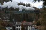 95 1027-2 berquert hier mit ihrem Sonderzug von Rbeland nach Blankenburg das Krocksteiner Viadukt zwischen Rbeland und Httenrode, 19.02.2012.