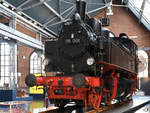 Die Dampflokomotive 98 001 ist im Sächsischen Industriemuseum Chemnitz ausgestellt.