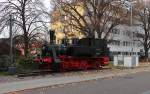 Denkmallok 98 507 steht vor dem Bahnhofsgebäude von Ingolstadt. Fotografiert am 14.11.2015