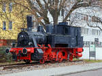 
Die letzte ihrer Art.....
Die letzte erhaltene Bayerische D XI, die Denkmallok ex DB 98 507, ex Bayern 2730, am 29.12.2016 vorm Hauptbahnhof Ingolstadt.

Die Bayerische D XI wurde 1903 von der Lokomotivfabrik Krauss & Comp. AG  unter der Fabriknummer 4869 gebaut und als Bay. 2730 an die Königlich Bayerischen Staatsbahn geliefert. 1925 ging sie in die DR über und erhielt die Nummer  98 507,  bei der Deutschen Bundesbahn fuhr sie noch bis 1960, bis dahin hatte sie eine Laufleistung von ca. 1,5 Mio. km. Sie war auch die Letzte der Baureihe.  Nach der Ausmusterung wurde die Maschine nach Ingolstadt überführt, wo sie 1968 vor dem Bahnhof als Denkmal aufgestellt wurde. Sie ist die einzige erhaltene Exemplar der Bayerischen D XI und wird heute vom Apian-Gymnasium Ingolstadt betreut.

Die Lokomotiven der Gattung D XI waren Nassdampf-Lokalbahnlokomotiven der Königlich Bayerischen Staatsbahn. Die Königlich Bayerische Staatsbahn beschaffte 139 Exemplare zwischen 1895 und 1912.  Es war der zahlenmäßig stärkste bayerische Lokalbahnlokomotiv-Typ. Sowohl Krauss als auch Maffei lieferten je drei Prototypen und waren später an der Serienfertigung beteiligt.

Acht Lokomotiven der gleichen Bauart lieferte Krauss 1900 an die LAG, welche die Lokomotiven später an die Bayerische Staatsbahn verkaufte, wo sie mit den Bahnnummern 2507 bis 2512 eingereiht wurden. Weitere drei Lokomotiven wurden von Krauss an die AG Süddeutsche elektrische Lokalbahnen geliefert, die 1904 von der LAG übernommen wurde, welche die Lokomotiven wiederum an die Staatsbahn verkaufte. Sie erhielten dort die Nummern 2762–2764. Die Maschinen wurden nach dem neuen Bezeichnungsschema als PtL 3/4 bezeichnet, unterschieden sich aber nicht wesentlich von den neueren Maschinen der Gattung D XI. Weitere fünf PtL 3/4 beschaffte die Staatsbahn 1914 und gab ihnen die Nummern 2783–2787.

Die Deutsche Reichsbahn übernahm 1925 alle 147 Fahrzeuge als Baureihe 984–5. Die D XI erhielten die Nummern 98 411–556, die PtL 3/4 die Nummern 98 561–568. Etwa die Hälfte der Lokomotiven wurde zwischen 1931 und 1933 ausgemustert.

Zwei Maschinen verblieben nach dem Zweiten Weltkrieg in der Tschechoslowakei und vier in Österreich. Letztere waren die 98 500, 514, 546 und 549, die bei der ÖBB die Nummern 791.01–04 erhielten. Sie wurden 1957 ausgemustert.

Die Deutsche Bundesbahn übernahm 1945 noch 56 Exemplare. Die letzte Lok, 98 507, war beim Bw Nürnberg Rbf. beheimatet und beendete im Jahre 1960 mit ihrer Außerdienststellung den Personenverkehr auf dem  Freystädter Bockel . Anschließend wurde die Maschine nach Ingolstadt überführt, wo sie 1968 vor dem Bahnhof als Denkmal aufgestellt wurde. 

TECHNISCHE DATEN:
Spurweite: 	1.435 mm (Normalspur)
Bauart:  C1' n2t
Spurweite: 	1435 mm (Normalspur)
Länge über Puffer:  9.306 mm
Dienstgewicht:  40,2 t
Reibungsmasse:  32,6 t
Radsatzfahrmasse: 10,9 t
Höchstgeschwindigkeit:  45 km/h
Indizierte Leistung:  235 kW (320 PS)
Treibraddurchmesser: 	 1.006 mm
Laufraddurchmesser hinten:  800 mm
Zylinderanzahl: 2
Zylinderdurchmesser: 	375 mm
Kolbenhub:  508 mm
Kesselüberdruck: 12 bar
Rostfläche: 1,34 m²
Verdampfungsheizfläche: 66,63 m²
Wasservorrat: 4,3 m³
Brennstoffvorrat:  1,5 t Kohle
