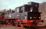 98 727 war im April 1976 anläßlich des Dampflokabschiedes im Bw Stolberg vor Soderzügen eingesetzt.