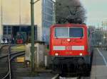 111 119 zieht am 11.01.2012 den RE4 in den Bahnhof Aachen West.