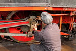 Der Fachmann verringert das Lagerspiel des Treibstangenlagers (Teil 1).
Zwischenlage herausgenommen und die halbe Lagerschale wieder hinein.
So gesehen bei der 131.060 des HEW e. V. beim 13. Eisenbahnfest in Berlin-Schöneweide am 17.09.2016.
