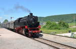 Sauschwänzlebahn Dampflokzug 262 BB läuft in Bahnhof Blumberg ein.