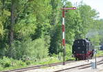 Sauschwänzle Dampflok 262 BB beim rangieren im Gleiswechsel mit Signal.
