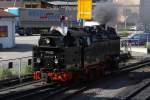 99 222 am 09.06.2010 setzt sich in Wernigerode vor ihren Zug.