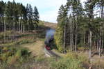 Durchs herbstliche Drängetal schnauft 99 222 mit dem P8937 (Wernigerode - Brocken).