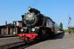 99 2323-6 steht mit dem zweiten Zugpaar des Tages in Kühlungsborn West.
