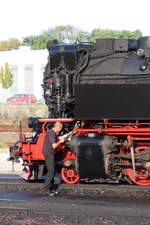 Jubiläumslok 99 236 der HSB wird in der Morgensonne des 15.