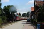 99 7240 zieht ihren Personenzug zum Broken hinauf und wir gleich in Wernigerode Hasserode einfahren. Leider lief mir ein Kind ins Bild:-( (25.7.2010)