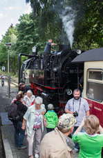 Nachdem 99 7243-1 am 16.08.16 vom Brocken nach Wernigerode im Bahnhof von Drei Annen Hohne einfuhr, wurde sie mit Leidenschaft vom Lokpersonal geputzt und geölt.