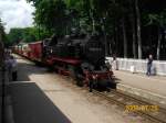 Lok 99 2322-8 fhrt mit MBB 14621 in Heiligendamm ein. 20.07.08.