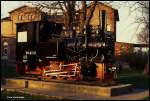 Denkmal Lok 994301 vor dem Bahnhof in Gommern am 18.3.1990. Die Lok wurde einst für die Zuckerfabrik in Gommern geliefert und diente später als Rangierlok der Kleinbahn in Burg.